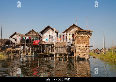 Lakeside case costruite su palafitte, Lago Inle, Stato Shan, Myanmar (Birmania) Foto Stock