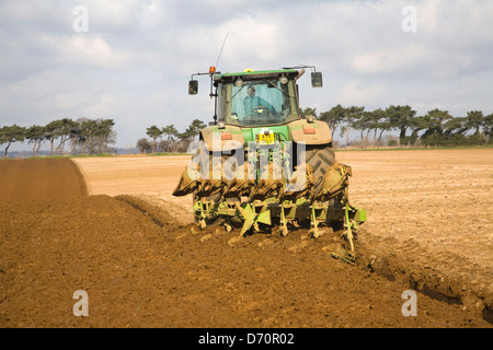 John Deere trattore verde campo di aratura, Shottisham, Suffolk, Inghilterra Foto Stock