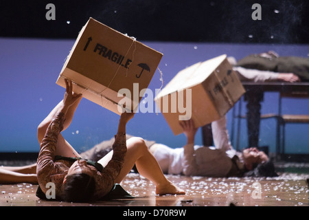 Favoloso bestia Dance Theatre, eseguire 'il rito della molla' alla Prove abito a Sadler's Wells Theatre, Londra. Foto Stock