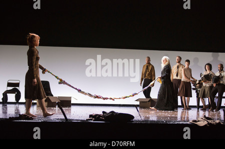 Favoloso bestia Dance Theatre, eseguire 'il rito della molla' alla Prove abito a Sadler's Wells Theatre, Londra. Foto Stock