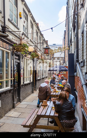 Lo storico pub Whitelocks off Briggate nel centro della città, Leeds, West Yorkshire, Regno Unito Foto Stock