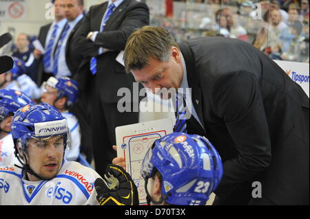 Coach finlandese Jukka Jalonen durante la Repubblica ceca Giochi Hockey Hockey su ghiaccio match Repubblica Ceca vs Finlandia a Brno, in Repubblica ceca, 25 aprile 2013. (CTK foto/Vaclav Salek) Foto Stock