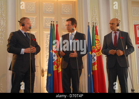 Lisbona, Portogallo. Xxv Aprile 2013. Il presidente del gruppo del Partito del socialismo europeo (PSE), Sergei Stanishev e primo segretario dei socialisti francesi, Harlem Désir hanno condannato oggi la politica di austerità attuate in Portogallo, accusando la maggioranza conservatrice nella Unione europea. Credito: Luis Nunes /Alamy Live News Foto Stock