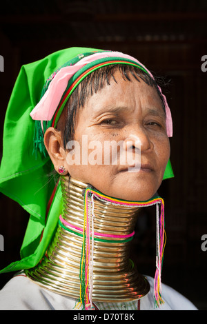 Donna con collo lungo dalla tribù Padaung, Ywama village, Lago Inle, Stato Shan, Myanmar (Birmania) Foto Stock