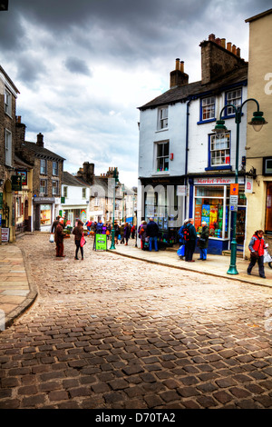 Kendal Town, Cumbria, Regno Unito, Inghilterra street negozi e people shopping Foto Stock