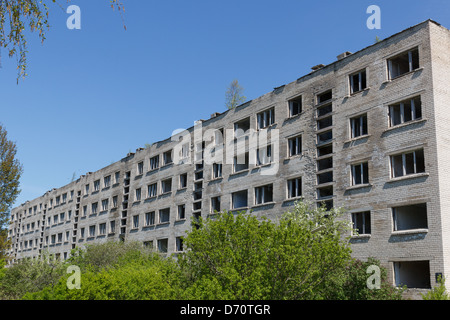 Casa abbandonata. grande vecchio edificio a 5 piani con l'assenza di finestre Foto Stock