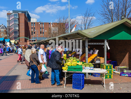 Frutta e verdura in stallo il mercato aperto al mercato Kirkgate, Leeds, West Yorkshire, Regno Unito Foto Stock