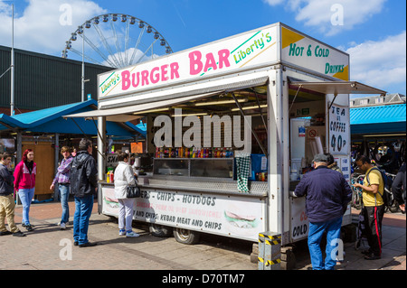 Burger van (cibo carrello) in un mercato aperto al mercato Kirkgate, Leeds, West Yorkshire, Regno Unito Foto Stock