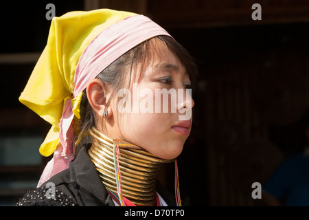 Giovane donna con un collo lungo dalla tribù Padaung, Ywama village, Lago Inle, Stato Shan, Myanmar (Birmania) Foto Stock