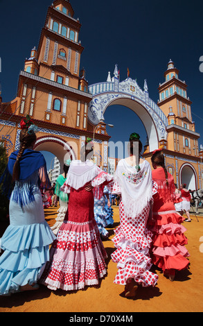 Le ragazze che indossano abiti di flamenco a Feria de Abril di Siviglia, Spagna. Foto Stock