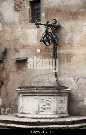 Acqua medievale ben in Castel Sant'Angelo. Roma, Italia Foto Stock