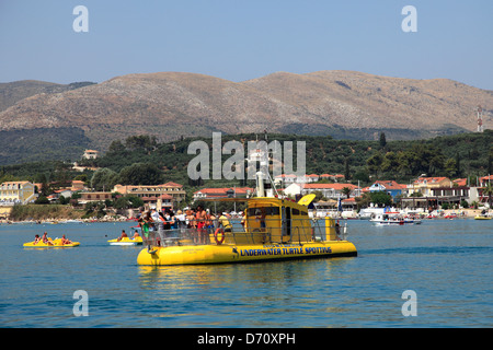 Col fondo di vetro barca turistica cercando le Tartarughe Caretta ( Carreta caretta ) a Laganas resort, Sud l'isola di Zante, Zante Foto Stock