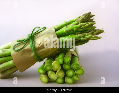 Due fasci di tagliare gli asparagi spears legato con carta marrone e la stringa Foto Stock