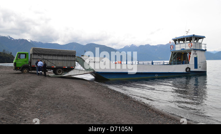 Un carrello rotoli fuori un traghetto in Petrohue, Patagonia cilena Foto Stock