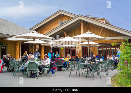 Il turista a godere la outdoor cafe al Parco Nazionale di Denali Centro Visitatori, Parco Nazionale di Denali, Alaska, STATI UNITI D'AMERICA Foto Stock