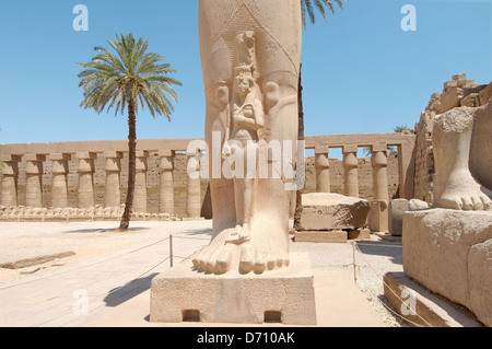 Statua di Ramses II con sua figlia Meritamen, Tempio di Karnak complessa, sito Patrimonio Mondiale dell'UNESCO, Tebe, Luxor, Foto Stock