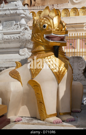 Mitica statua di Shwedagon pagoda Yangon (Rangoon), Myanmar (Birmania) Foto Stock