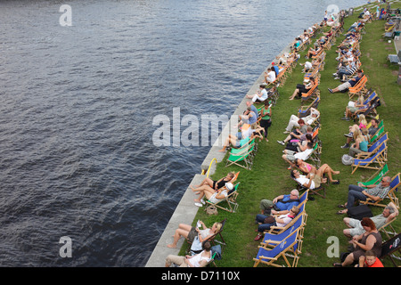 Berlino, Germania, i visitatori nel capitale di spiaggia Spiaggia sul fiume Sprea nel quartiere del governo Foto Stock