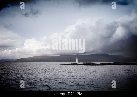 Eilean Musdile faro nel Firth of Lorne vicino a Oban, Scozia, in una giornata grigia. Foto Stock