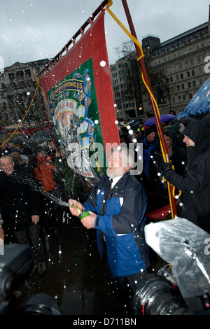 Manifestanti celebrare la morte di Margaret Thatcher gettando una parte il primo sabato dopo la sua morte. Foto Stock