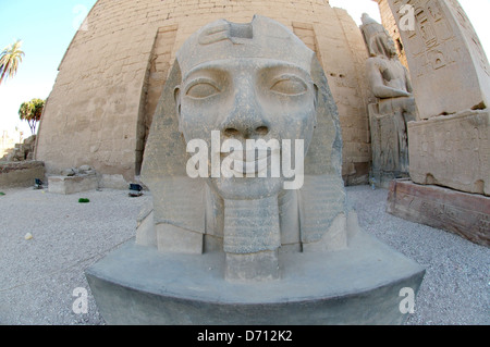 Statua di Ramses II con sua figlia Meritamen, Tempio di Karnak complessa, sito Patrimonio Mondiale dell'UNESCO, Tebe, Luxor, Foto Stock