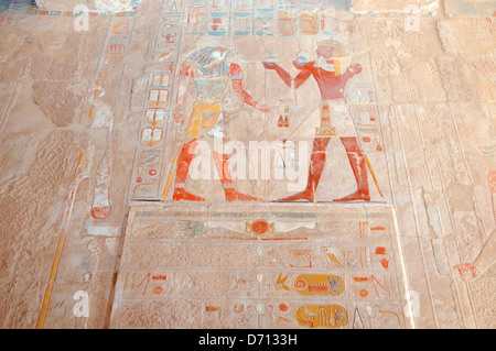 Affreschi sulle pareti del tempio, Tempio mortuario della Regina Hatshepsut, Tempio di Luxor complessa, sito Patrimonio Mondiale dell'UNESCO, Foto Stock