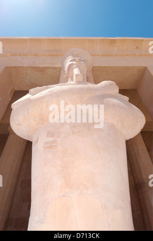 Statua della Regina Hatshepsut, Tempio mortuario della Regina Hatshepsut, Tempio di Luxor complessa, sito Patrimonio Mondiale dell'UNESCO, Tebe, Luxor Foto Stock