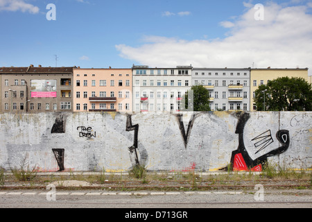 Berlino, Germania, non rinnovate e edifici rinnovati presso l'ex porto orientale Foto Stock