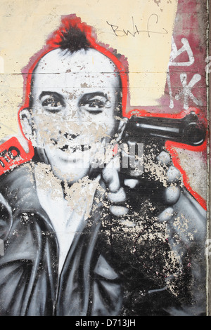 Berlino, Germania, Graffiti di un uomo con mohawk haircut e gun Foto Stock