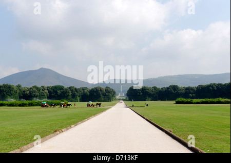 Caserta. Campania. L'Italia. Vista lungo il viale centrale che si estende per 3 chilometri da dietro il Palazzo Reale, terminando Foto Stock