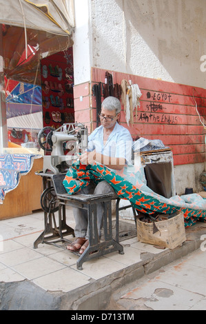 Mister cucire tenda, il Vecchio Mercato Di Sharm el-Sheikh, Sinai, Egitto Foto Stock