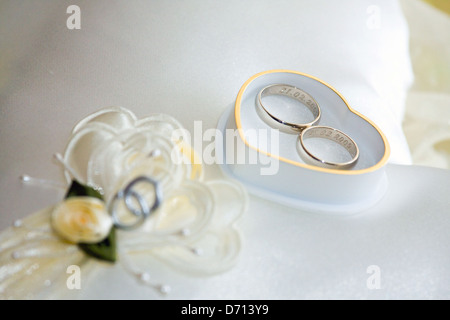 Oro anelli di nozze con cuore-scatola sagomata Foto Stock