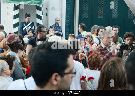 Lisbona, Portogallo. Xxv Aprile, 2013. Il 25 di aprile festa a Lisbona il Largo do Carmo. Uomo di dare un discorso al di fuori di quarti GNR. Foto Stock