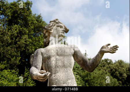 Caserta. Campania. L'Italia. Vista di una scultura alato che adorna la Fontana di Eolo. La fontana caratteristiche lungo la promena Foto Stock