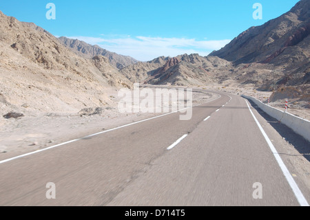 Carreggiata di Sharm el-Sheikh a Dahab, Sinai, Egitto Foto Stock