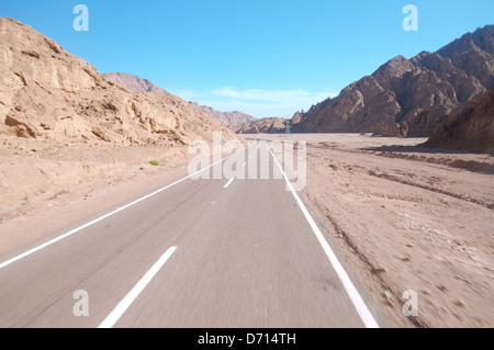 Carreggiata di Sharm el-Sheikh a Dahab, Sinai, Egitto Foto Stock