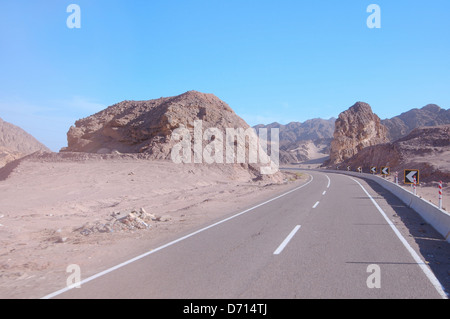 Carreggiata di Sharm el-Sheikh a Dahab, Sinai, Egitto Foto Stock