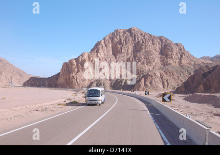 Mountain 'giacente camel', carreggiata di Sharm el-Sheikh a Dahab, Sinai, Egitto Foto Stock