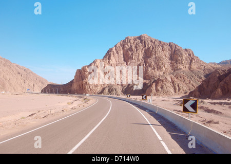 Mountain 'giacente camel', carreggiata di Sharm el-Sheikh a Dahab, Sinai, Egitto Foto Stock