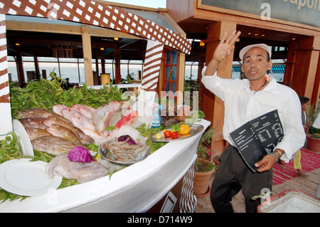 Pescivendolo fatto cenno in un ristorante di pesce, Dahab, Sinai, Egitto Foto Stock