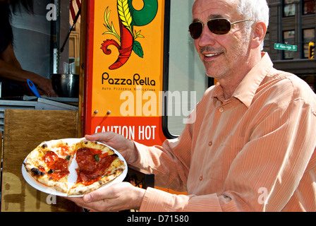 Il cliente PazzaRella forno a legna pizza da alimentare al dettaglio carrello Vancouver la Piazza della Vittoria Hastings Street Foto Stock