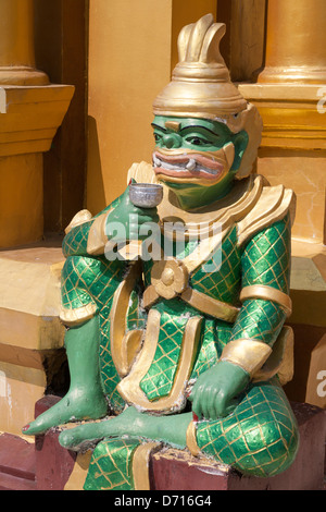 Il demone mitologico statua di Shwedagon pagoda Yangon (Rangoon), Myanmar (Birmania) Foto Stock