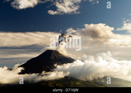 Vulcano Tungurahua sta scoppiando, Ecuador Marzo 2013 Foto Stock