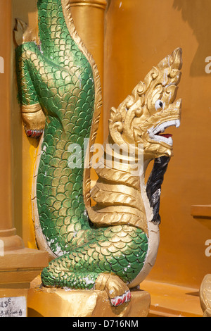 Statua mitologica a Shwedagon pagoda Yangon (Rangoon), Myanmar (Birmania) Foto Stock