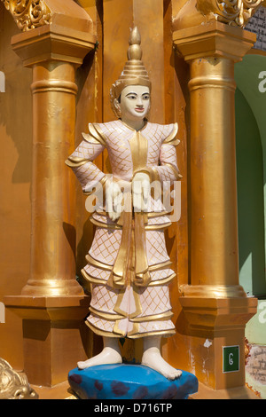 Statua religiosa a Shwedagon pagoda Yangon (Rangoon), Myanmar (Birmania) Foto Stock