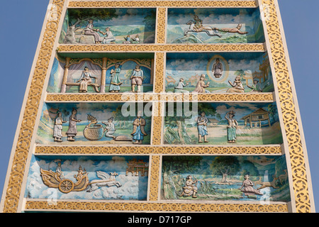 Dipinti su replica della Mahabodhi Paya, a Shwedagon pagoda Yangon (Rangoon), Myanmar (Birmania) Foto Stock