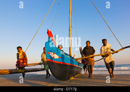 Trasporto in barca a vela sulla spiaggia, Morondava, Madagascar Foto Stock