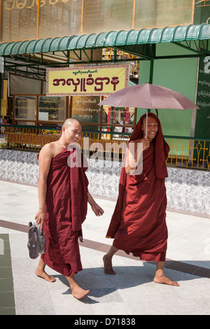 I monaci buddisti a Shwedagon pagoda Yangon (Rangoon), Myanmar (Birmania) Foto Stock