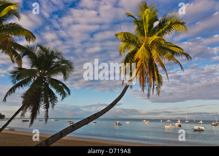 Barche in mare e spiaggia, Nosy Be, Madagascar Foto Stock