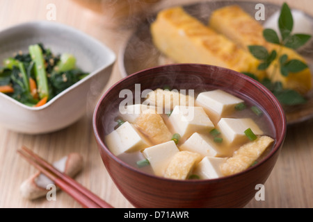 Zuppa di miso con tofu e Aburaage Foto Stock